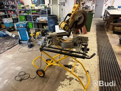 Kap- och geringssåg DeWalt DWS780-QS, med stativ