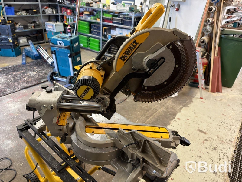Kap- och geringssåg DeWalt DWS780-QS, med stativ