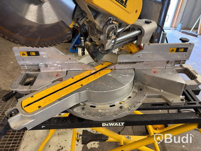 Kap- och geringssåg DeWalt DWS780-QS, med stativ