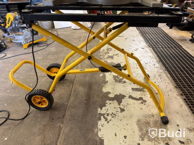 Kap- och geringssåg DeWalt DWS780-QS, med stativ