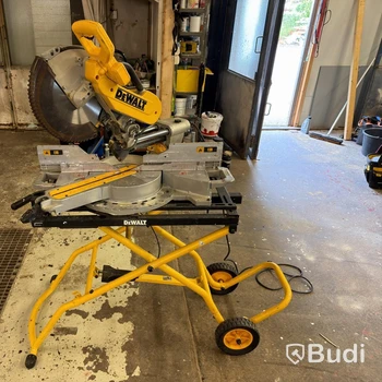 Kap- och geringssåg DeWalt DWS780-QS, med stativ
