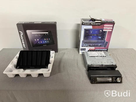 Bilstereo och tablet.