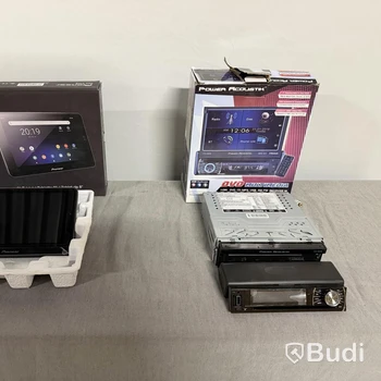 Bilstereo och tablet.