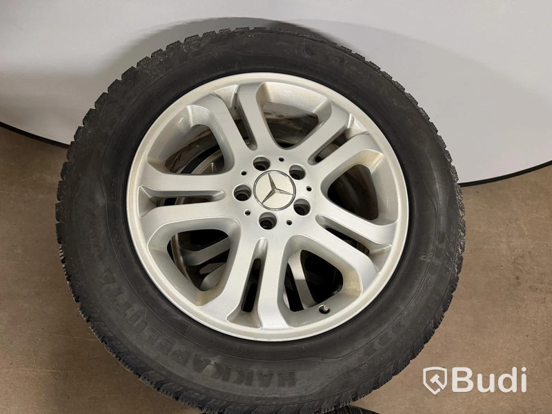 Hjulset Mercedes, 235/55 R18, dubbade vinterdäck