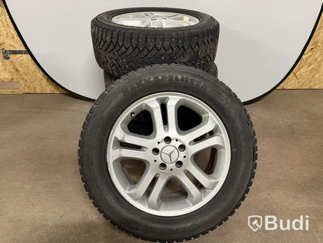 Hjulset Mercedes, 235/55 R18, dubbade vinterdäck