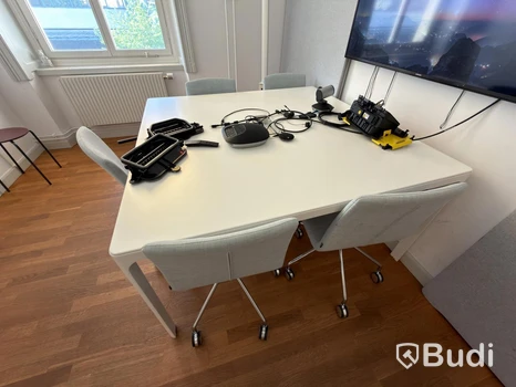 Bord med 5 st rull stolar Gärsnäs