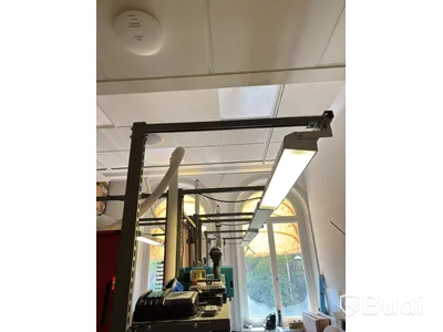 Arbetsbänk inkl. vägghylla och lampor