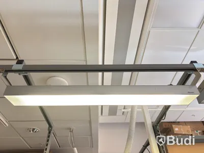 Arbetsbänk inkl. vägghylla och lampor