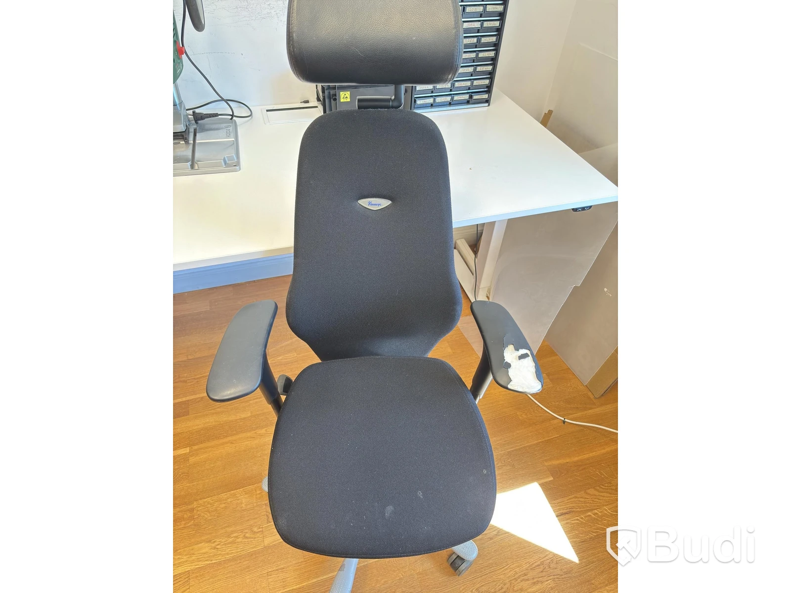 Höj och sänkbart skrivbord TiMotion inkl. kontorsstol Kinnarps