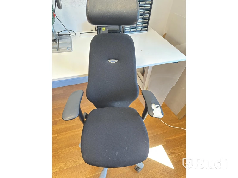 Höj och sänkbart skrivbord TiMotion inkl. kontorsstol Kinnarps