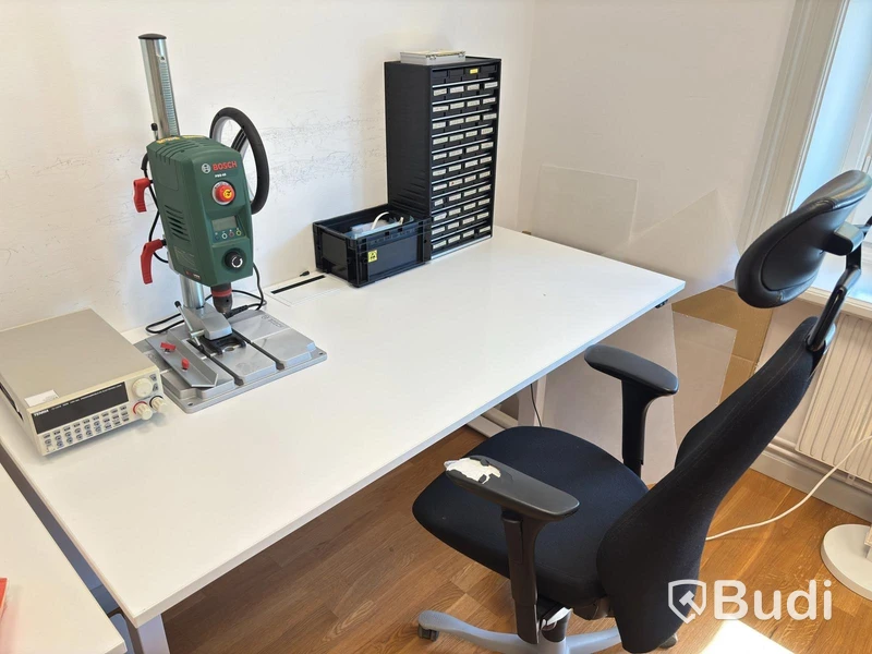 Höj och sänkbart skrivbord TiMotion inkl. kontorsstol Kinnarps