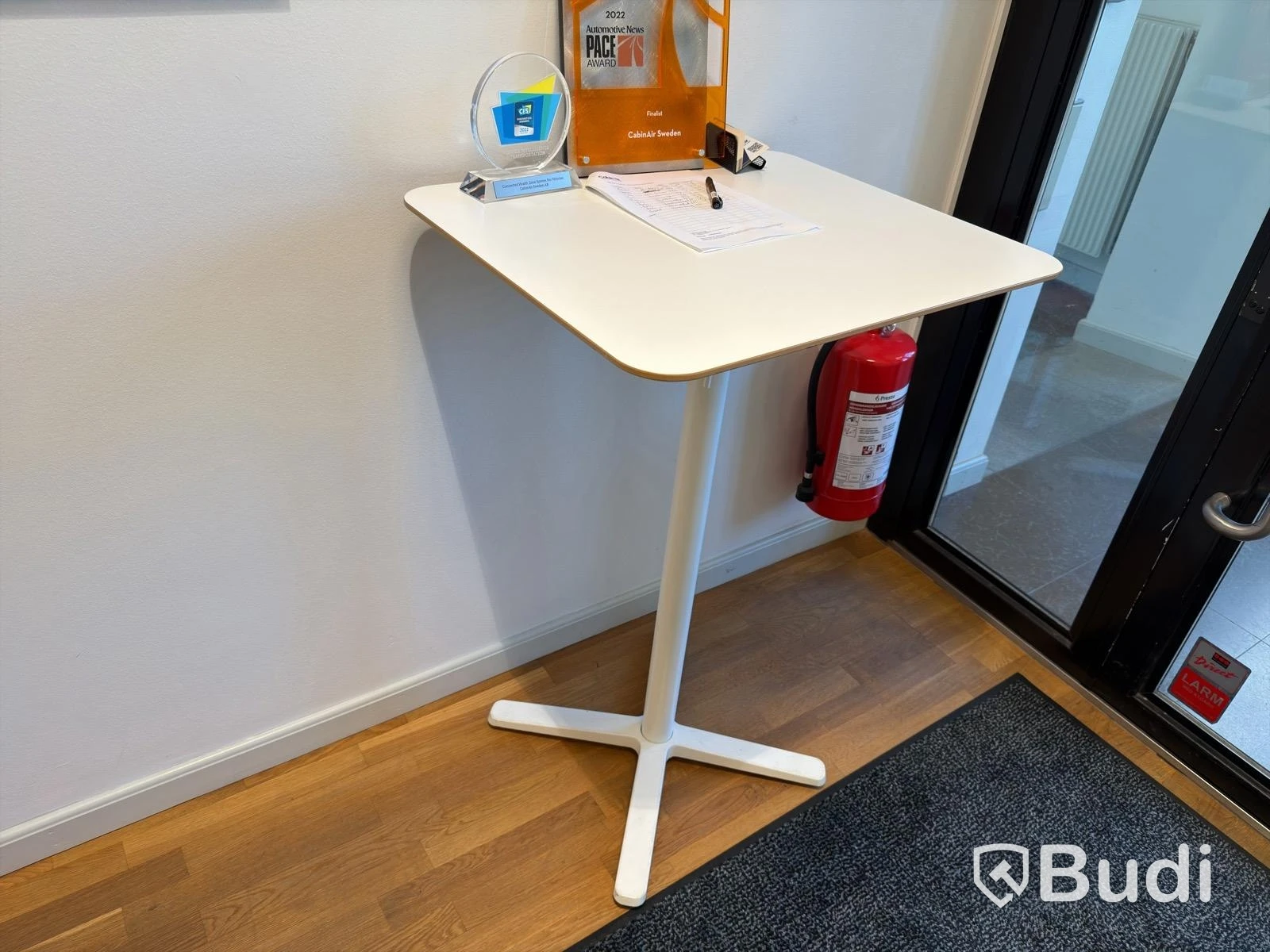 2 st ståbord och 2 st pallar