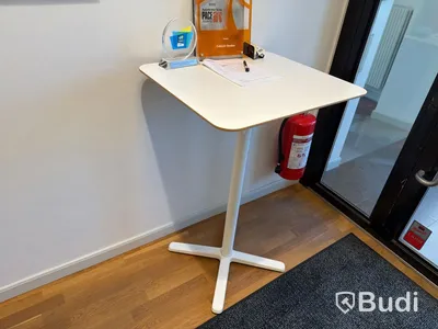 2 st ståbord och 2 st pallar