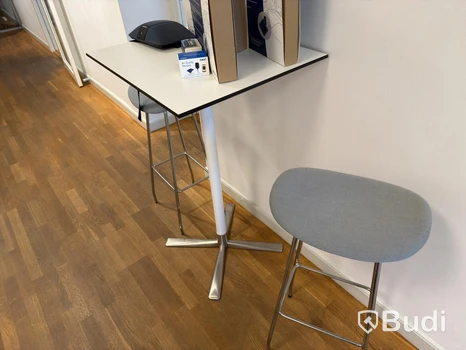 2 st ståbord och 2 st pallar