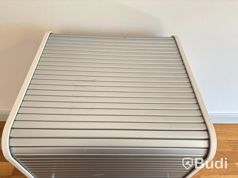 Kontorsplats med höj- sänkbart skrivbord, kinnarps stol, Vitra hurts design, 2 st dell skärmar