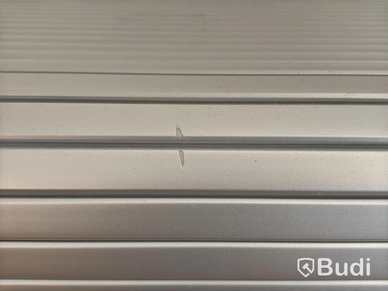 Kontorsplats med höj- sänkbart skrivbord, kinnarps stol, Vitra hurts design, 2 st dell skärmar