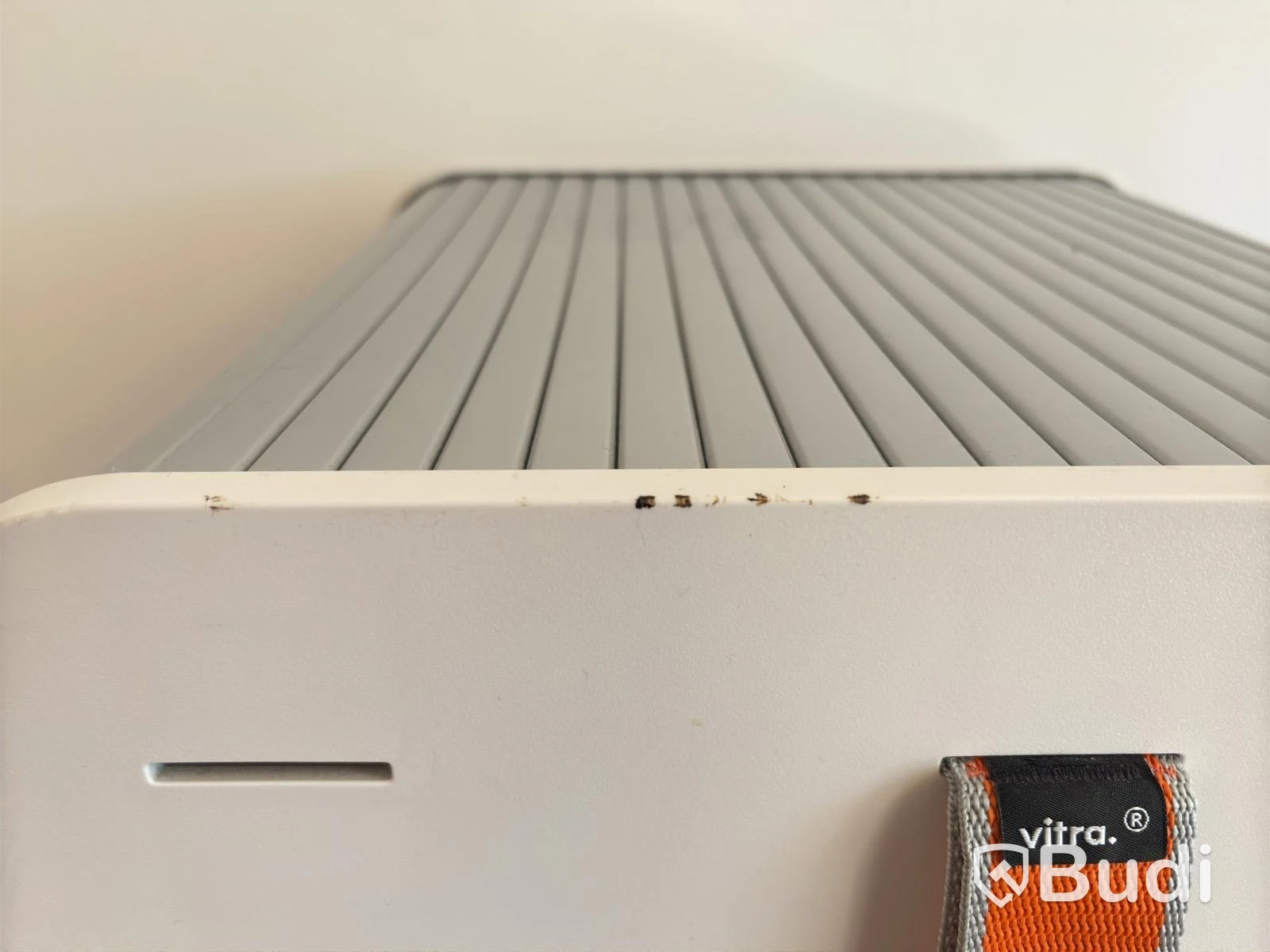 Kontorsplats med höj- sänkbart skrivbord, kinnarps stol, Vitra hurts design, 2 st dell skärmar