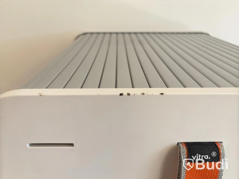 Kontorsplats med höj- sänkbart skrivbord, kinnarps stol, Vitra hurts design, 2 st dell skärmar