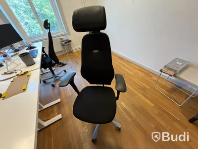 Office workstation with height-adjustable desk, Kinnarps chair, Vitra pedestal, 2 Dell monitors