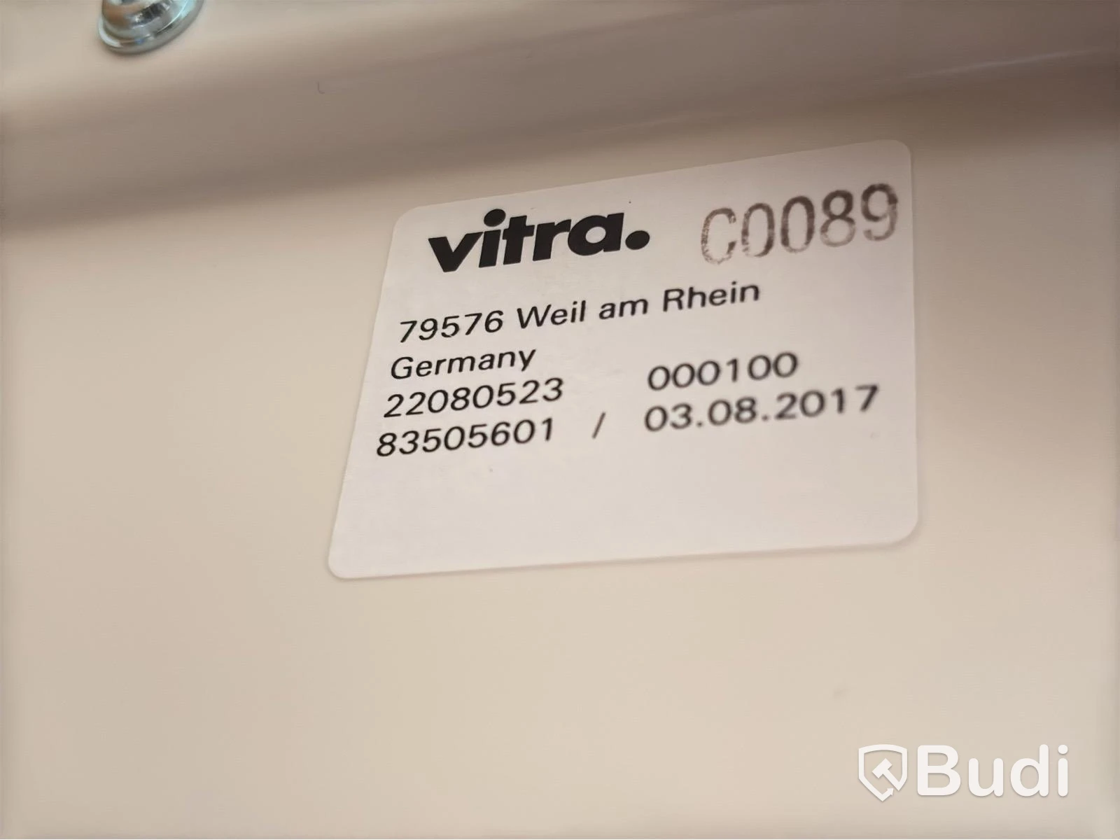 Kontorsplats med höj- sänkbart skrivbord, kinnarps stol, Vitra hurts design, 2 st dell skärmar