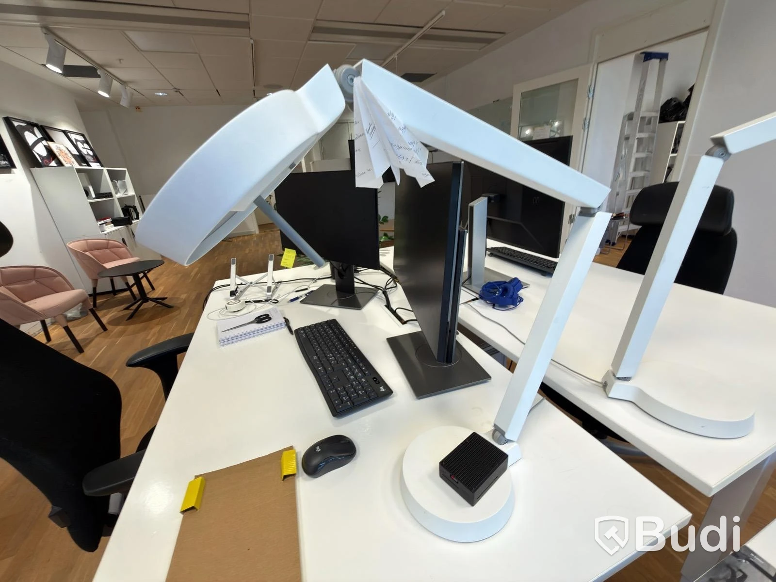 Kontorsplats med höj- sänkbart skrivbord, kinnarps stol, Vitra hurts design, 2 st dell skärmar