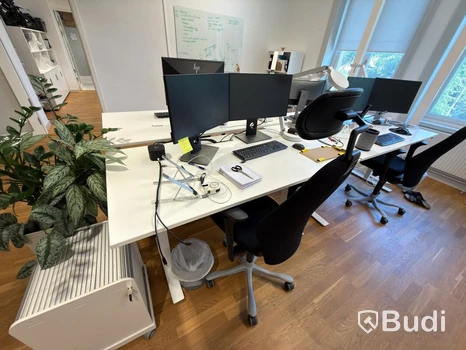 Kontorsplats med höj- sänkbart skrivbord, kinnarps stol, Vitra hurts design, 2 st dell skärmar