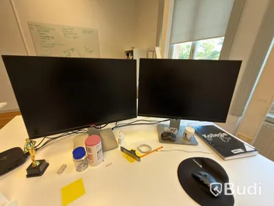 Kontorsplats med höj- sänkbart skrivbord, kinnarps stol, 2 st dell skärmar