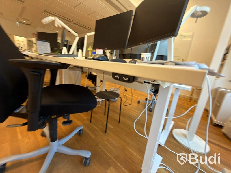 Kontorsplats med höj- sänkbart skrivbord, kinnarps stol, 2 st dell skärmar