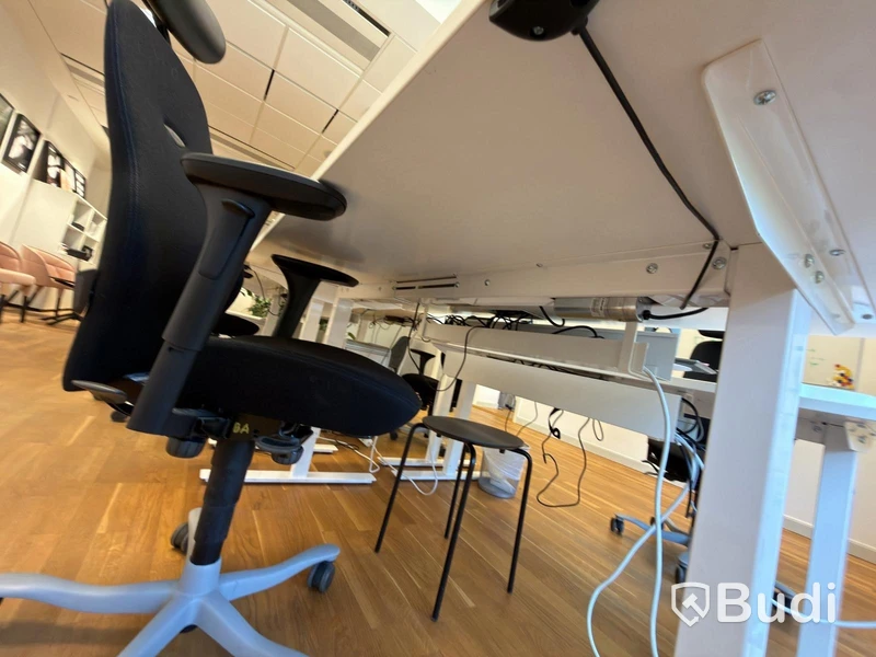 Kontorsplats med höj- sänkbart skrivbord, kinnarps stol, 2 st dell skärmar