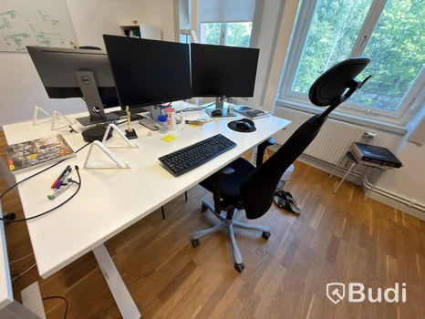 Kontorsplats med höj- sänkbart skrivbord, kinnarps stol, 2 st dell skärmar