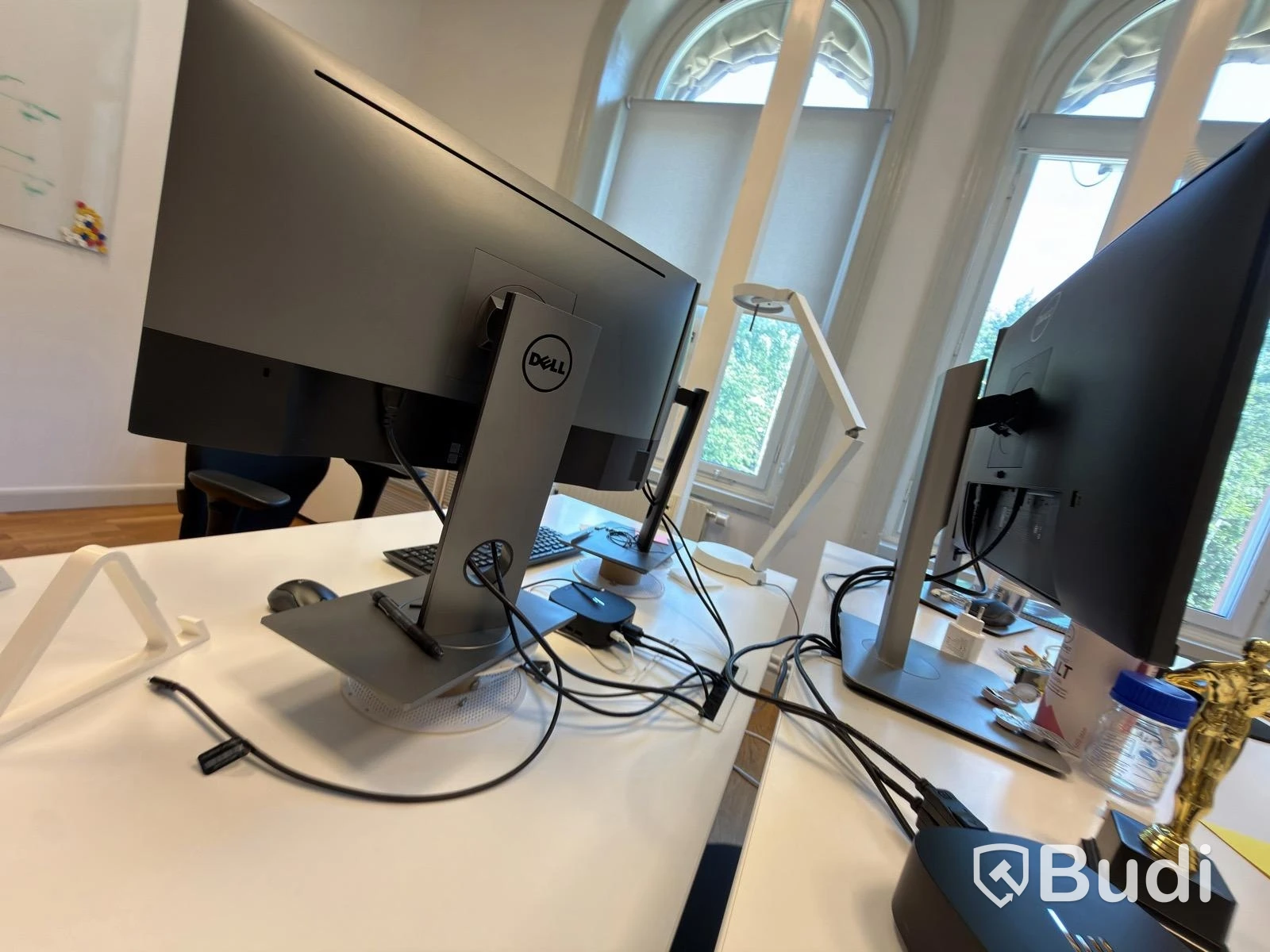 Kontorsplats med höj- sänkbart skrivbord, kinnarps stol, 2 st dell skärmar