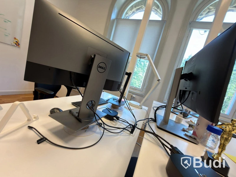 Kontorsplats med höj- sänkbart skrivbord, kinnarps stol, 2 st dell skärmar