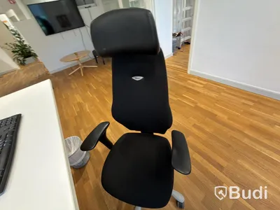 Office workstation with sit-stand desk, Kinnarps chair, 1 HP monitor