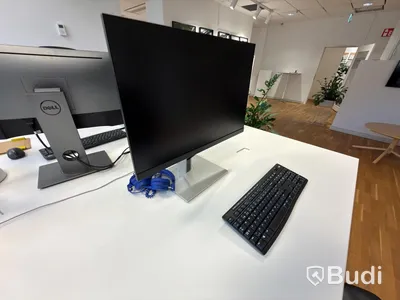 Office workstation with sit-stand desk, Kinnarps chair, 1 HP monitor