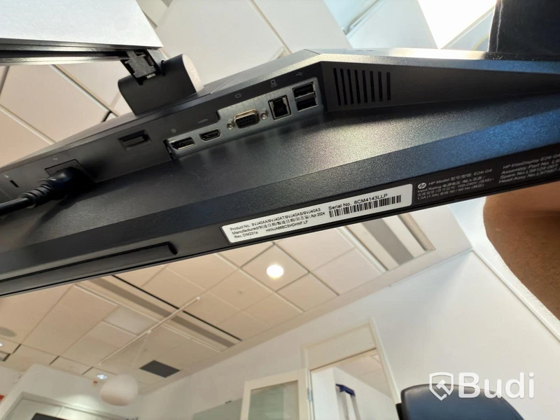 Kontorsplats med höj- sänkbart skrivbord, kinnarps stol, 1 st hp skärmar