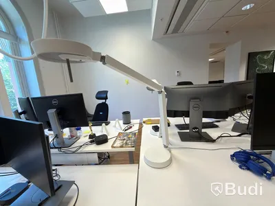 Office workstation with sit-stand desk, Kinnarps chair, 1 HP monitor