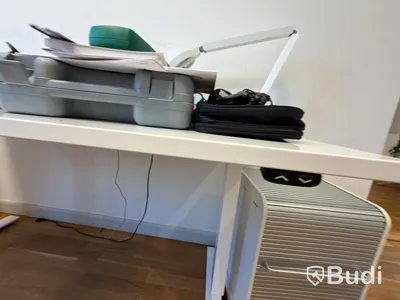Kontorsplats med höj skrivbord kinnarps stol