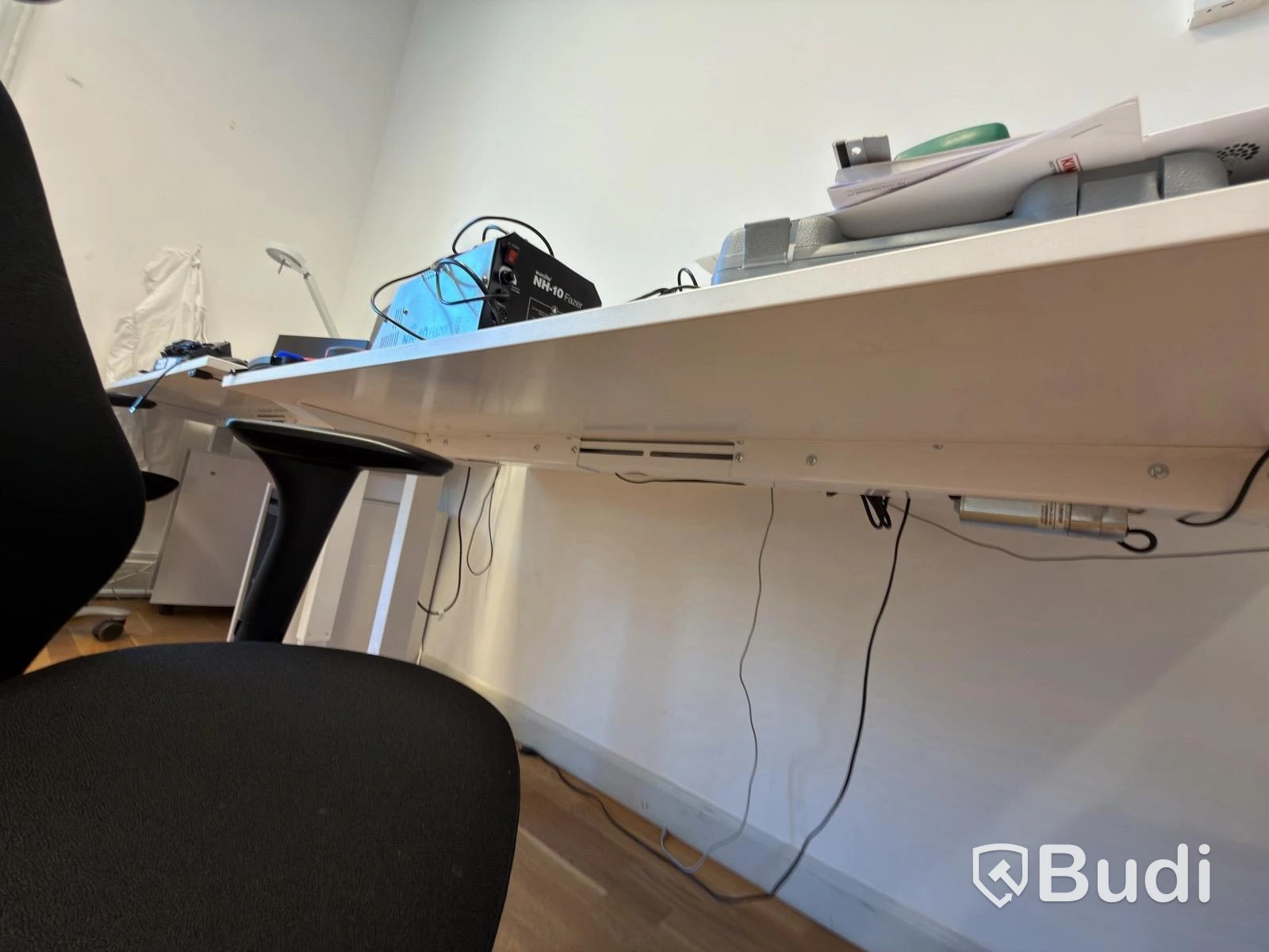 Kontorsplats med höj skrivbord kinnarps stol