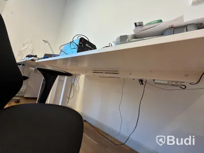 Kontorsplats med höj skrivbord kinnarps stol