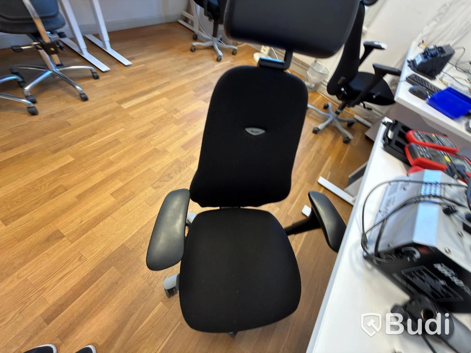 Kontorsplats med höj skrivbord kinnarps stol