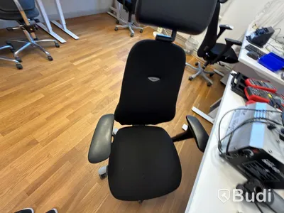 Kontorsplats med höj skrivbord kinnarps stol