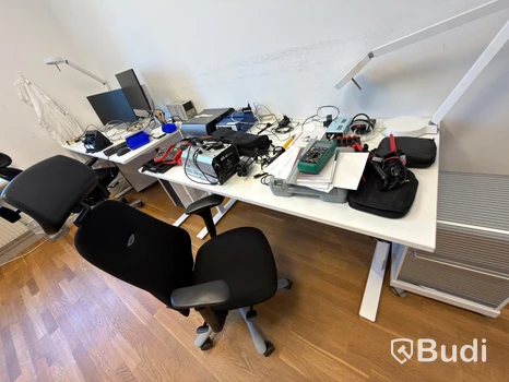 Kontorsplats med höj skrivbord kinnarps stol