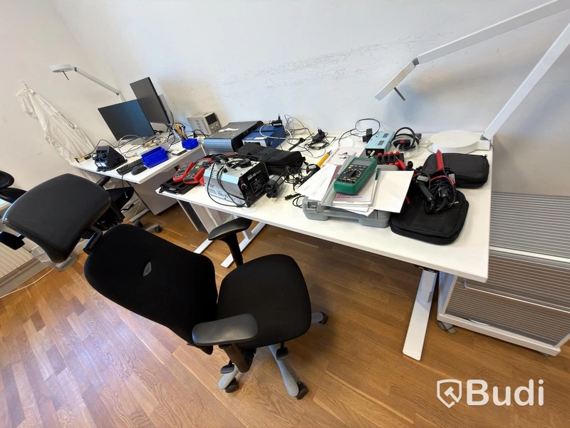 Kontorsplats med höj skrivbord kinnarps stol