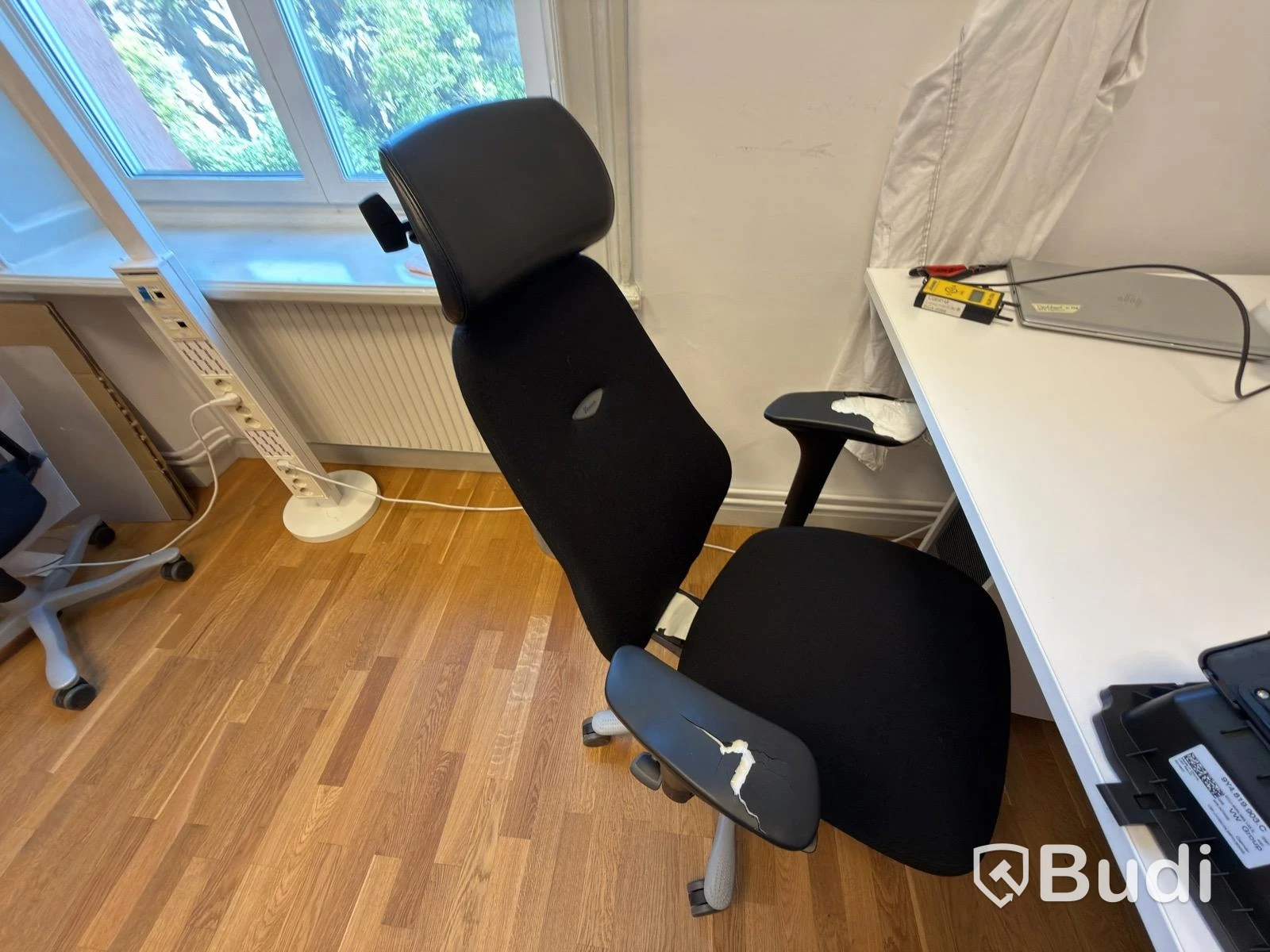 Kontorsplats med höj sänkbart skrivbord, kinnarps stol, 2 st dell skärmar