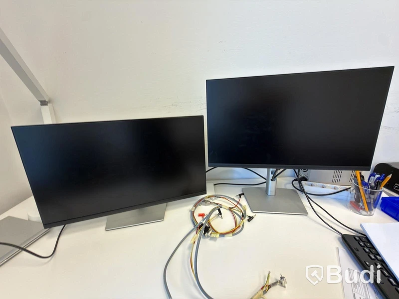 Kontorsplats med höj sänkbart skrivbord, kinnarps stol, 2 st dell skärmar