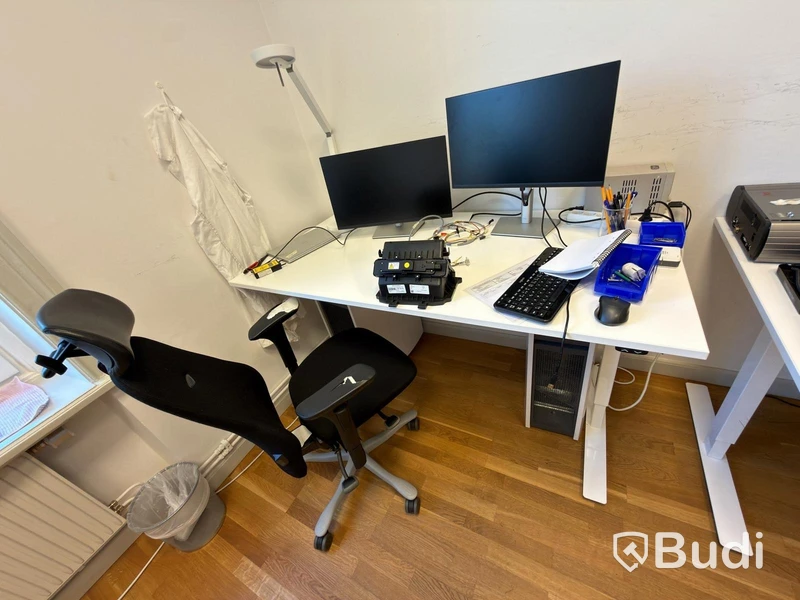 Kontorsplats med höj sänkbart skrivbord, kinnarps stol, 2 st dell skärmar