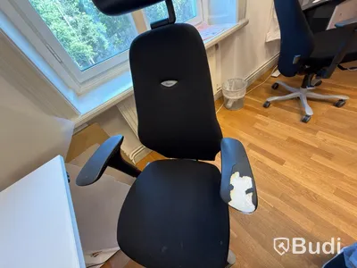 Kontorsplats med höj skrivbord kinnarps stol