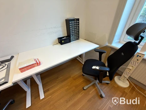 Kontorsplats med höj skrivbord kinnarps stol