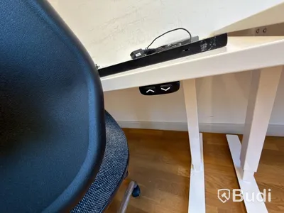 Kontorsplats med höj skrivbord 2 st små stolar höjbara