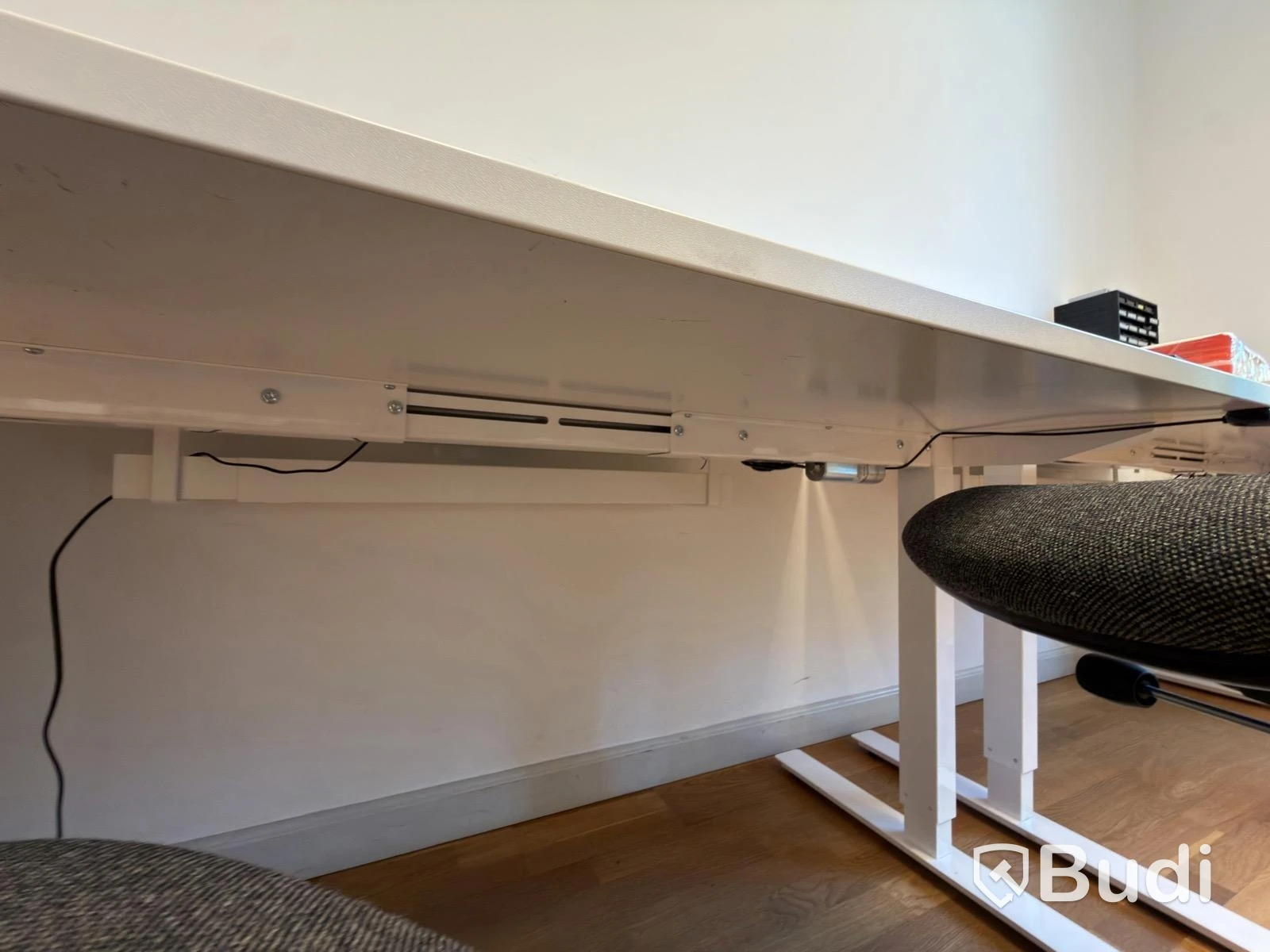 Kontorsplats med höj skrivbord 2 st små stolar höjbara